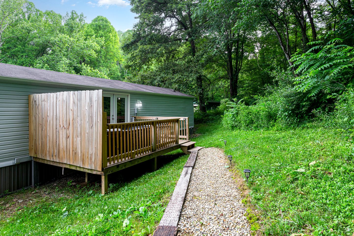 Quaint Secluded Cottage with Private Hot-Tub Incredible for a Weekend Getaway at Hocking Hills in Ohio
