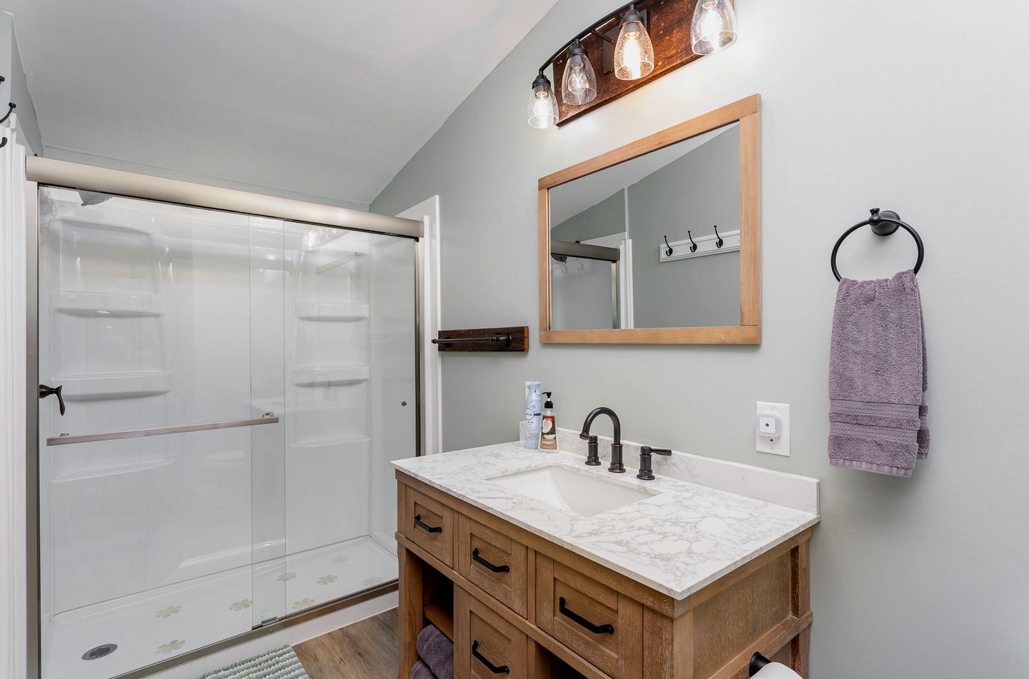 Quaint Secluded Cottage with Private Hot-Tub Incredible for a Weekend Getaway at Hocking Hills in Ohio