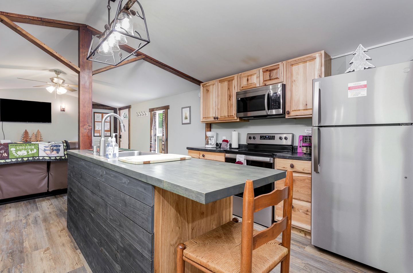 Quaint Secluded Cottage with Private Hot-Tub Incredible for a Weekend Getaway at Hocking Hills in Ohio