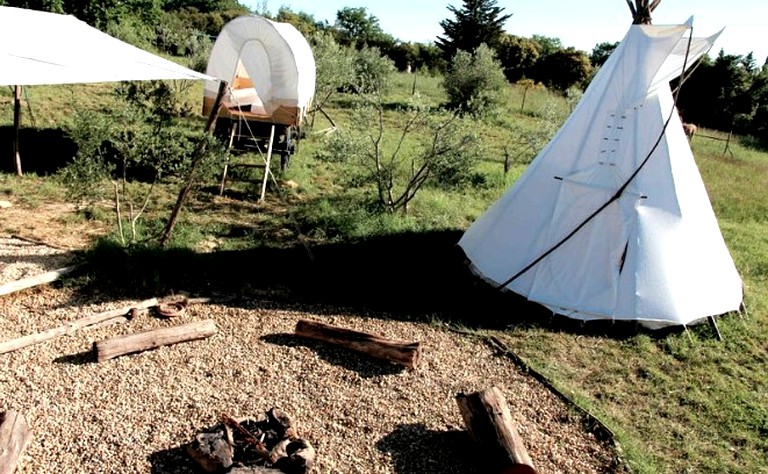 Tipis (Saint Christol, Provence-Alpes-Côte d'Azur, France)