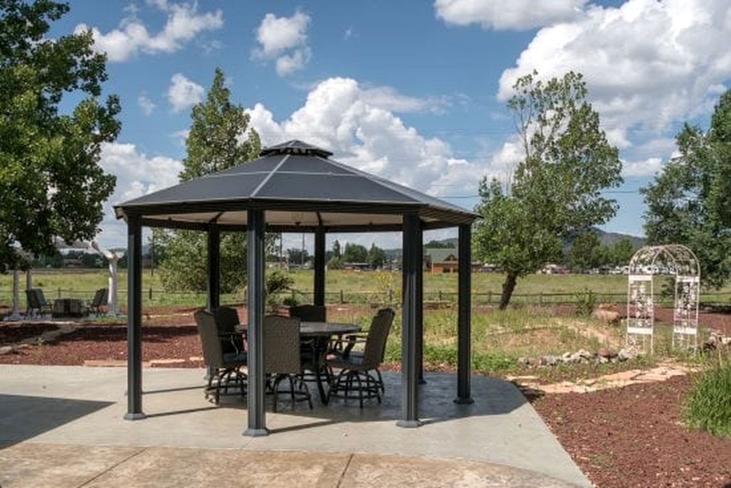 Amazing Spacious Log Cabin for Lage Family Groups with Incredible Backyard and Fantastic Views in Williams, Arizona