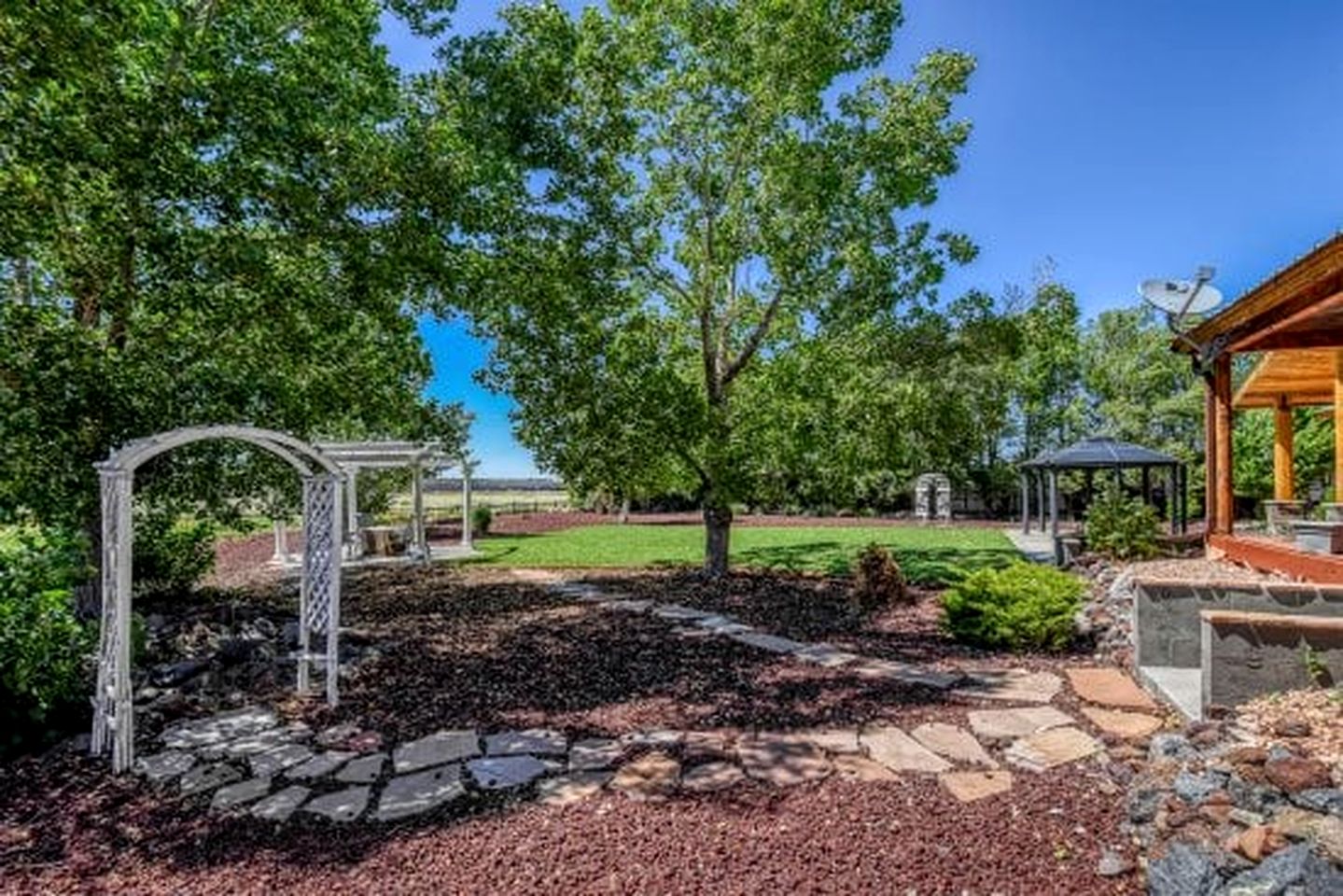 Amazing Spacious Log Cabin for Lage Family Groups with Incredible Backyard and Fantastic Views in Williams, Arizona