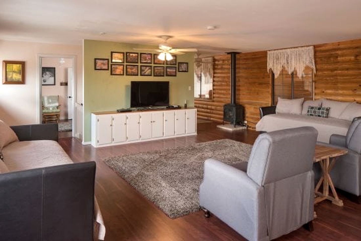 Amazing Spacious Log Cabin for Lage Family Groups with Incredible Backyard and Fantastic Views in Williams, Arizona