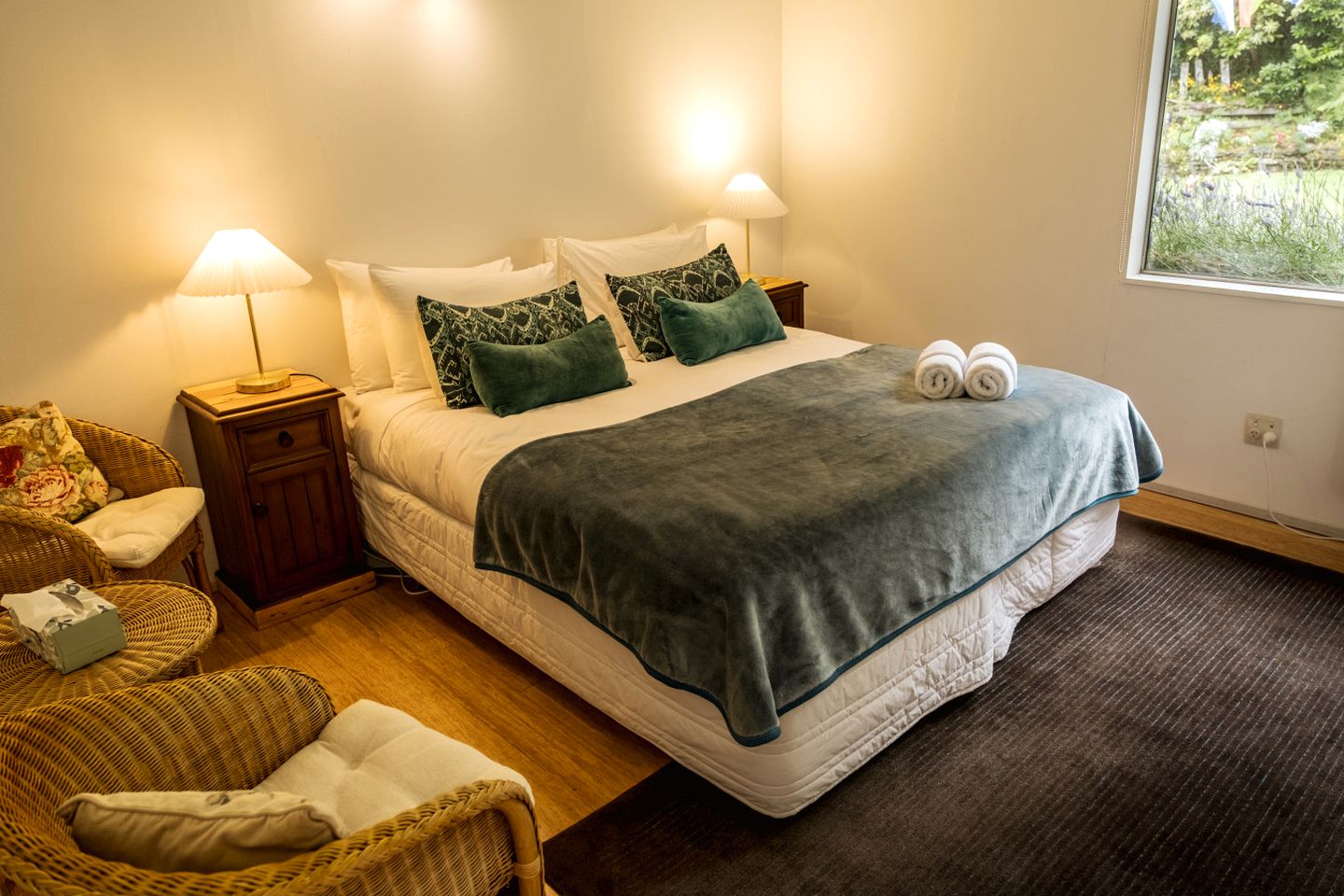 Gorgeous Queenstown Retreat Above Lake Wakatipu