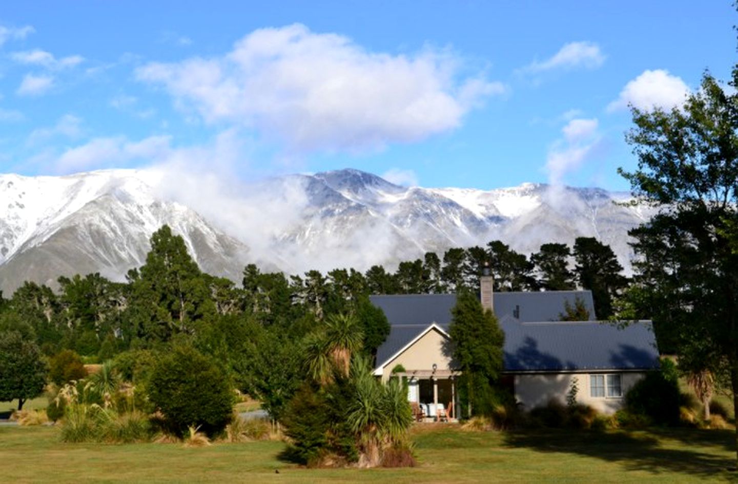 Charming Weekend Getaway with Hillside and Mountain Views near Christchurch, New Zealand