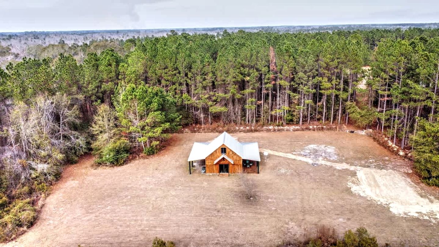 Luxury Vineyard Barn Retreat with Private Trails Near Nashville, Georgia