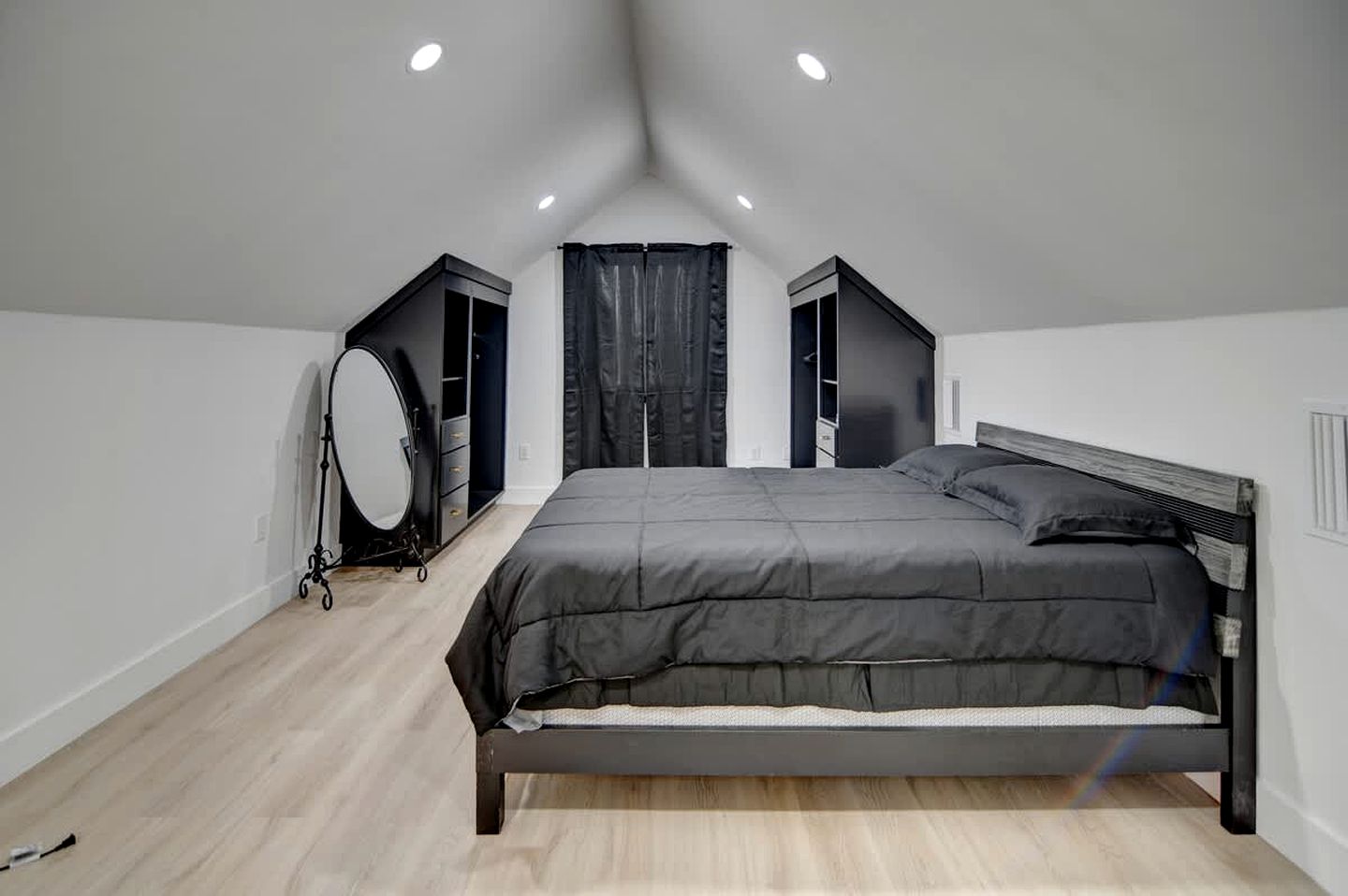 Luxury Vineyard Barn Retreat with Private Trails Near Nashville, Georgia