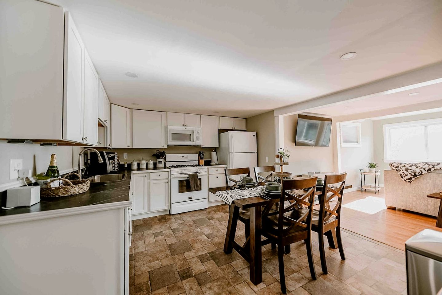 Quiet and Intimate Pet Friendly Cottage Perfectly set on the Shores of Cobbossee Lake for Fishing in Winthrop, Maine