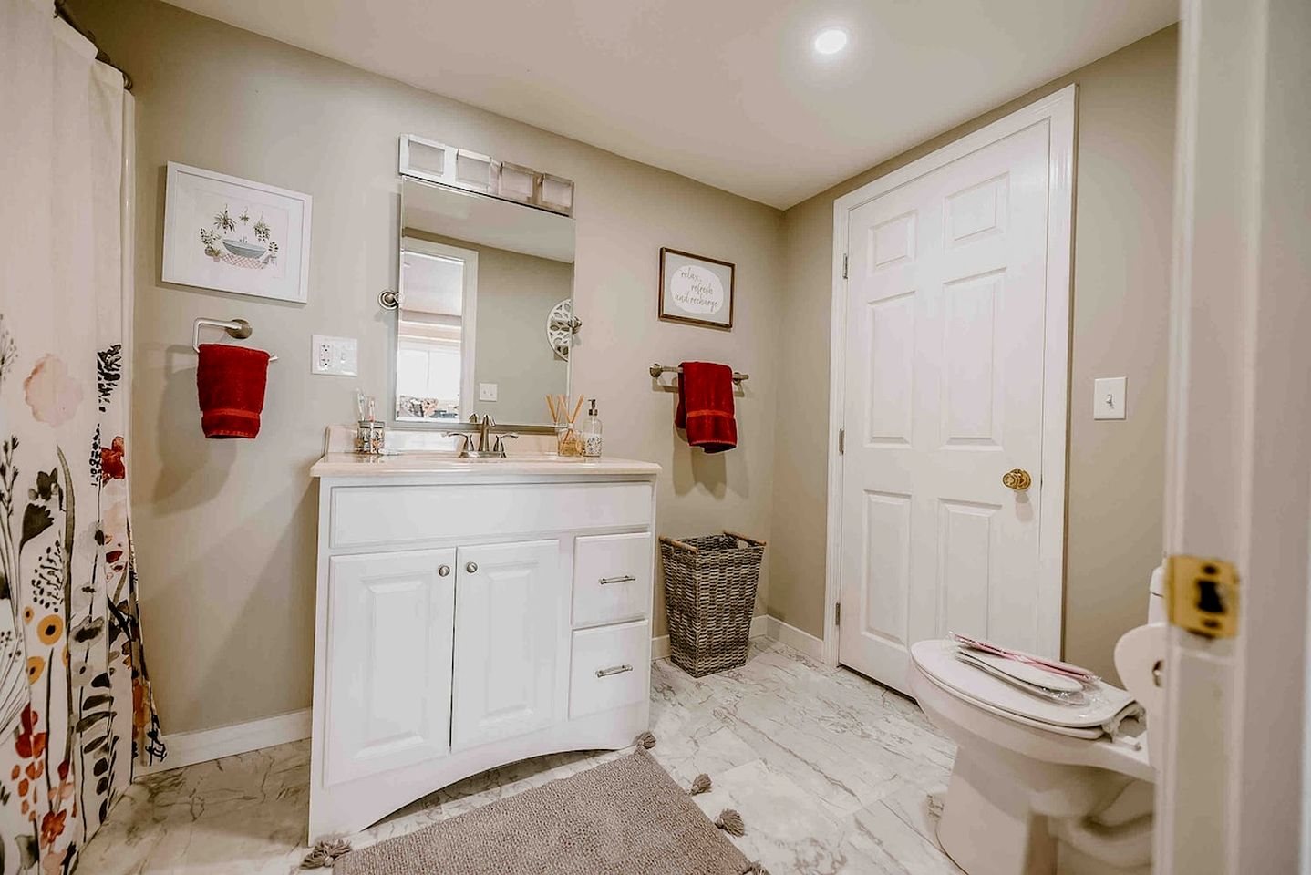 Quiet and Intimate Pet Friendly Cottage Perfectly set on the Shores of Cobbossee Lake for Fishing in Winthrop, Maine