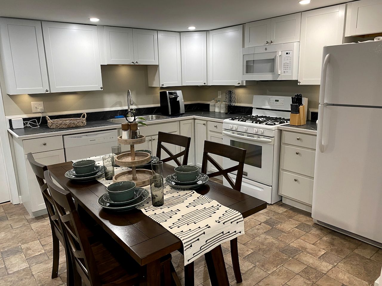 Quiet and Intimate Pet Friendly Cottage Perfectly set on the Shores of Cobbossee Lake for Fishing in Winthrop, Maine