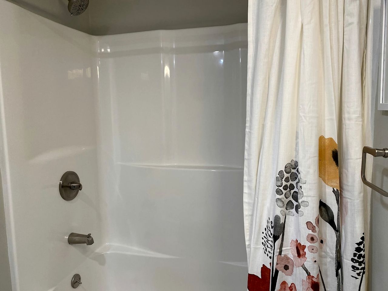 Quiet and Intimate Pet Friendly Cottage Perfectly set on the Shores of Cobbossee Lake for Fishing in Winthrop, Maine