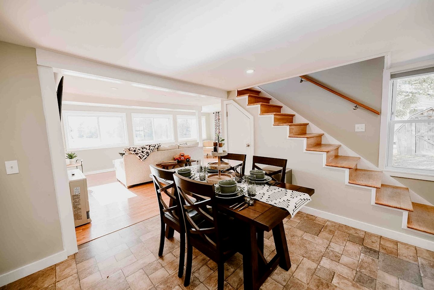 Quiet and Intimate Pet Friendly Cottage Perfectly set on the Shores of Cobbossee Lake for Fishing in Winthrop, Maine