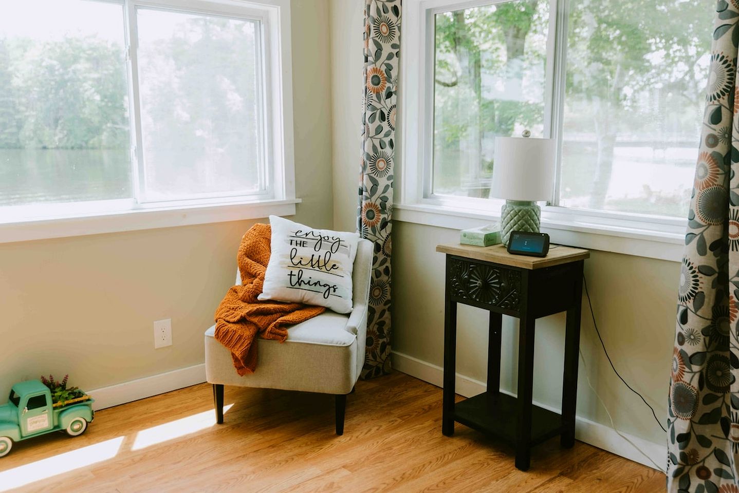 Quiet and Intimate Pet Friendly Cottage Perfectly set on the Shores of Cobbossee Lake for Fishing in Winthrop, Maine