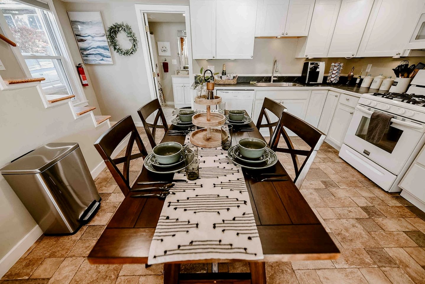 Quiet and Intimate Pet Friendly Cottage Perfectly set on the Shores of Cobbossee Lake for Fishing in Winthrop, Maine