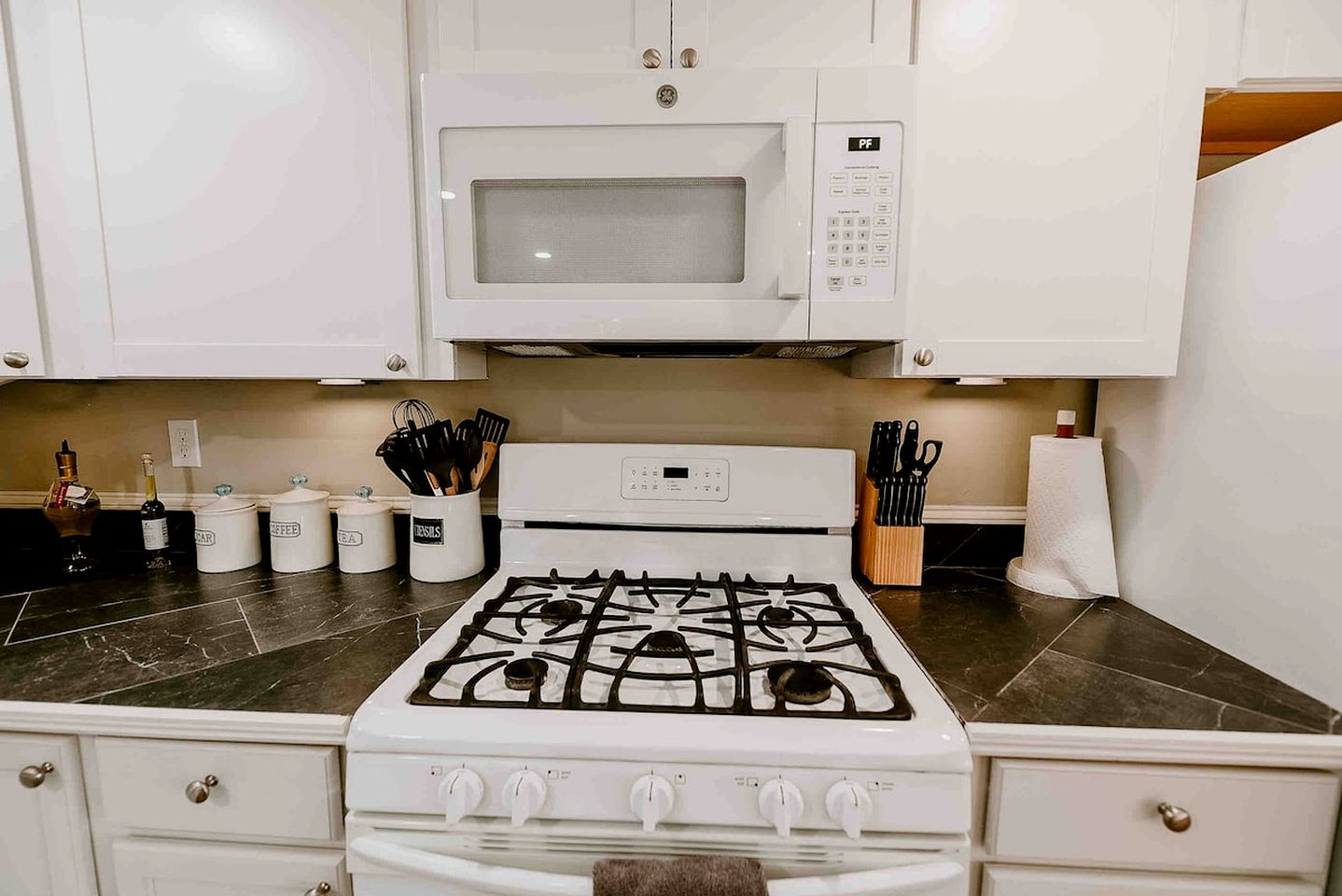 Quiet and Intimate Pet Friendly Cottage Perfectly set on the Shores of Cobbossee Lake for Fishing in Winthrop, Maine