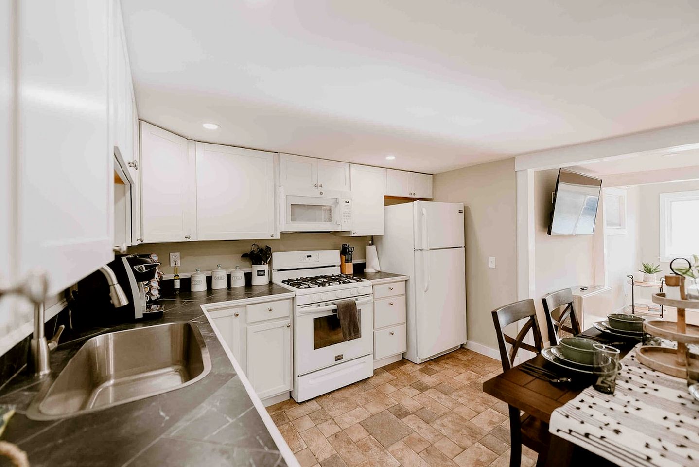 Quiet and Intimate Pet Friendly Cottage Perfectly set on the Shores of Cobbossee Lake for Fishing in Winthrop, Maine