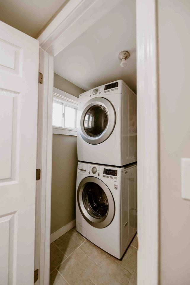 Quiet and Intimate Pet Friendly Cottage Perfectly set on the Shores of Cobbossee Lake for Fishing in Winthrop, Maine