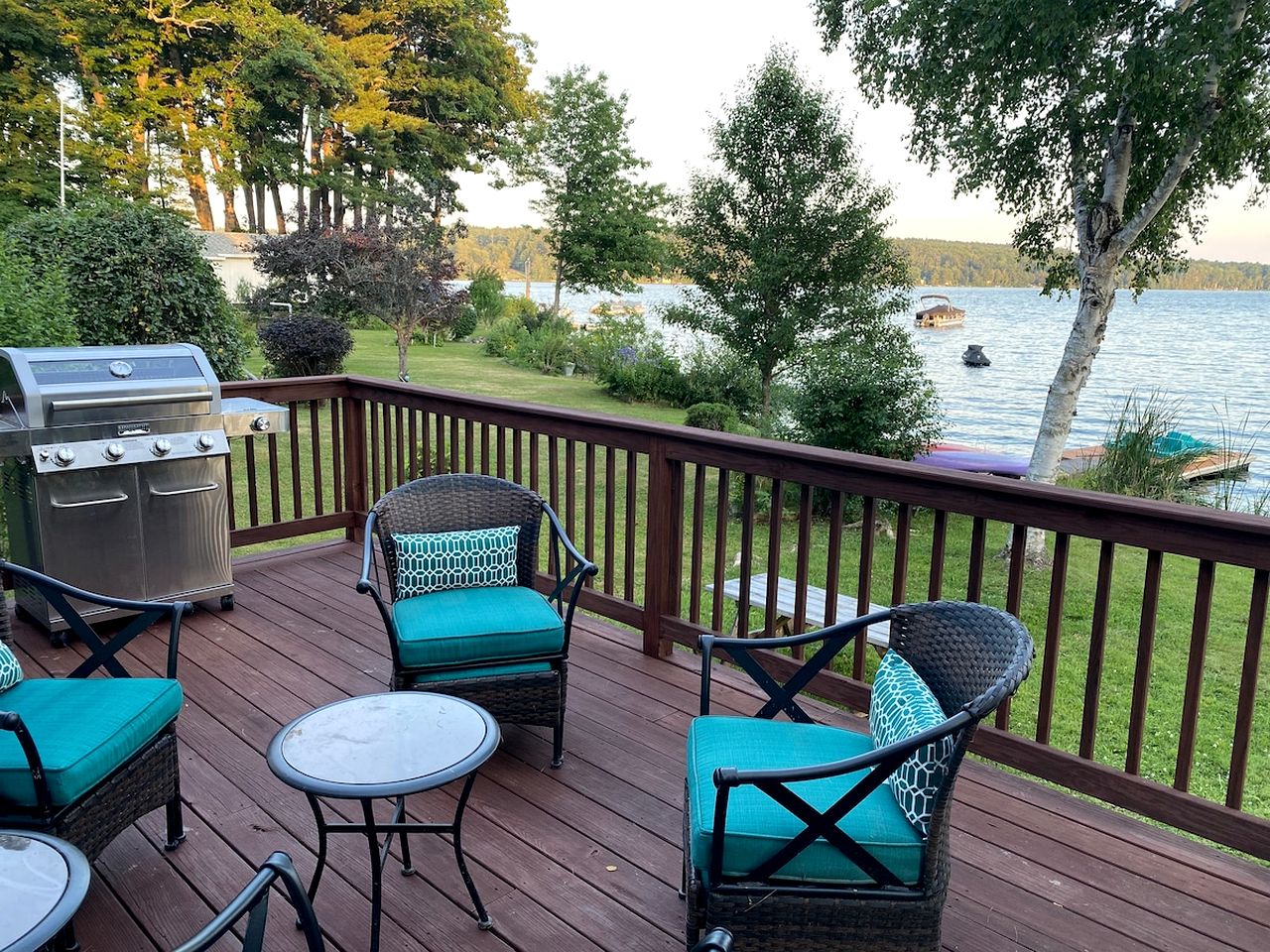 Quiet and Intimate Pet Friendly Cottage Perfectly set on the Shores of Cobbossee Lake for Fishing in Winthrop, Maine