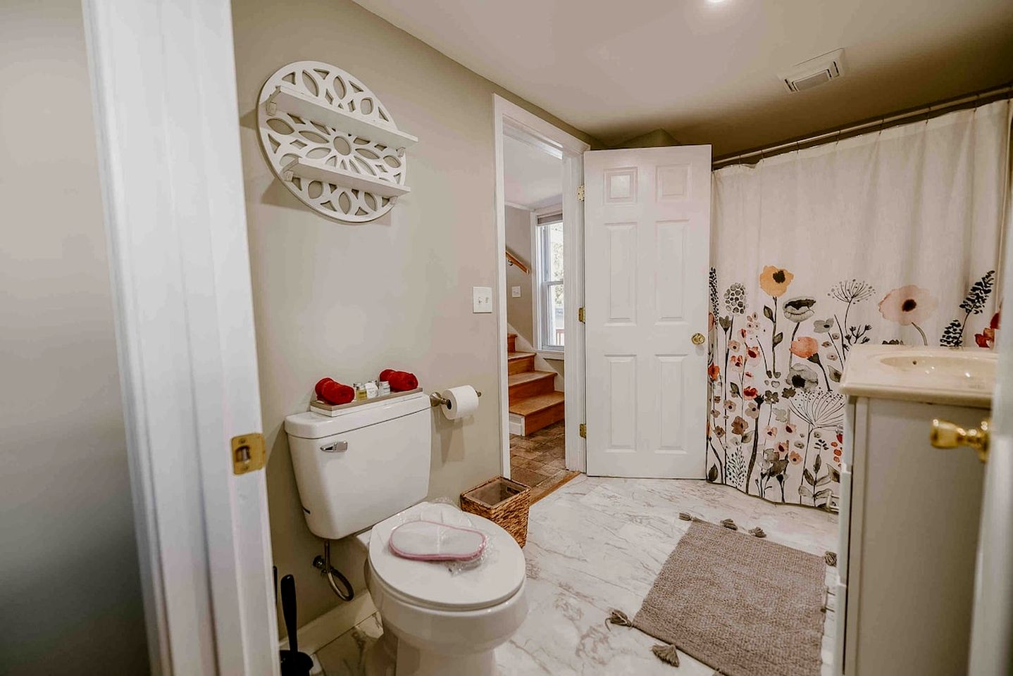 Quiet and Intimate Pet Friendly Cottage Perfectly set on the Shores of Cobbossee Lake for Fishing in Winthrop, Maine