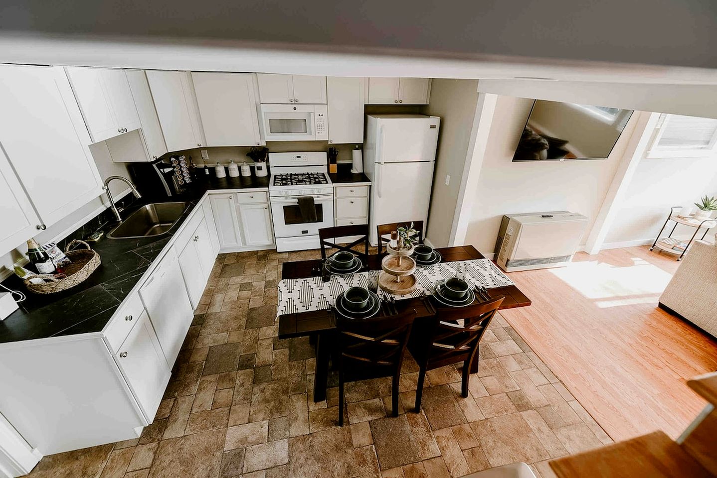 Quiet and Intimate Pet Friendly Cottage Perfectly set on the Shores of Cobbossee Lake for Fishing in Winthrop, Maine