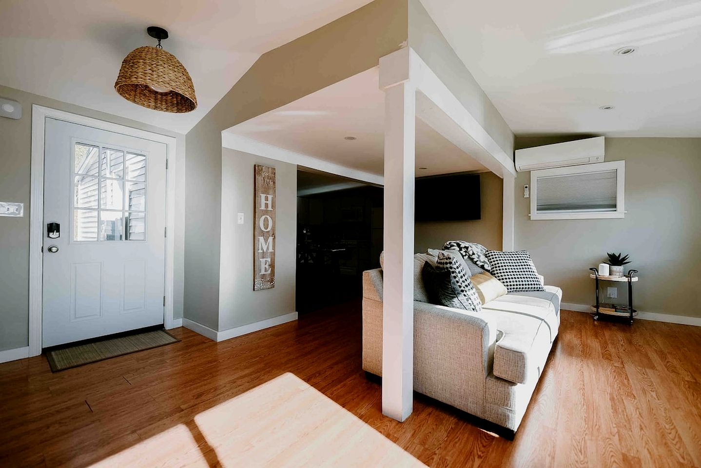 Quiet and Intimate Pet Friendly Cottage Perfectly set on the Shores of Cobbossee Lake for Fishing in Winthrop, Maine