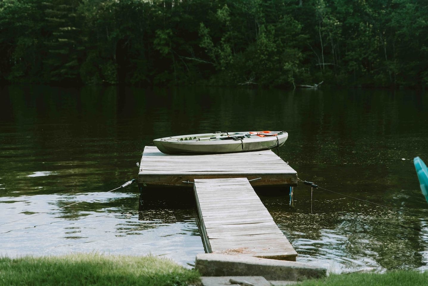 Quiet and Intimate Pet Friendly Cottage Perfectly set on the Shores of Cobbossee Lake for Fishing in Winthrop, Maine