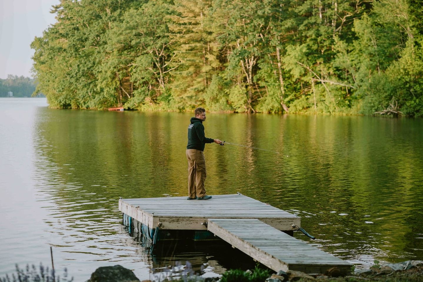 Quiet and Intimate Pet Friendly Cottage Perfectly set on the Shores of Cobbossee Lake for Fishing in Winthrop, Maine
