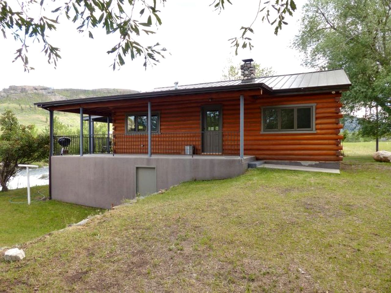 Spacious and Open Cabin Rental on Stillwater River near Billings, Montana