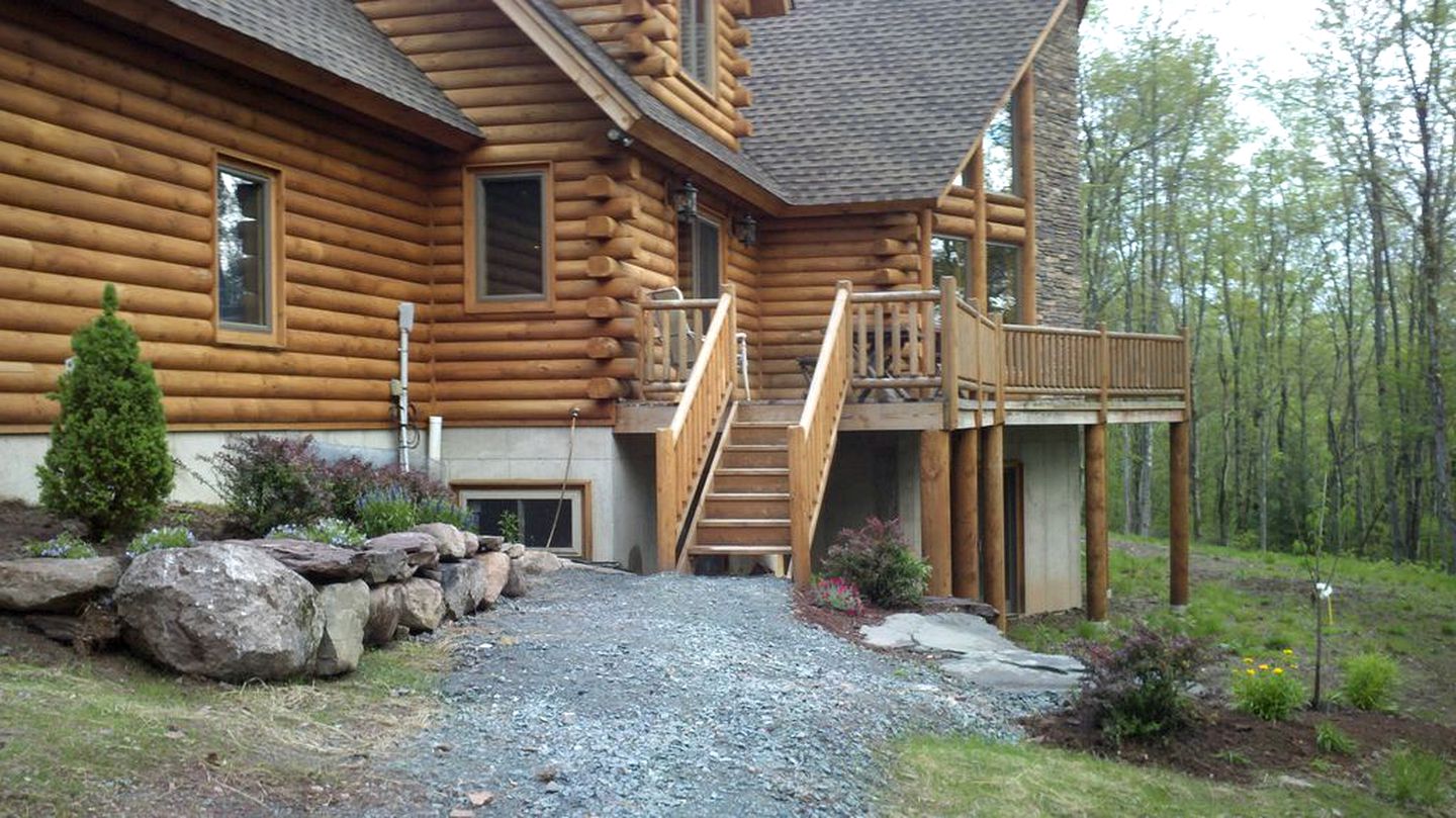 Magnificent Log Cabin for a Family Winter Getaway in the Catskills, New York