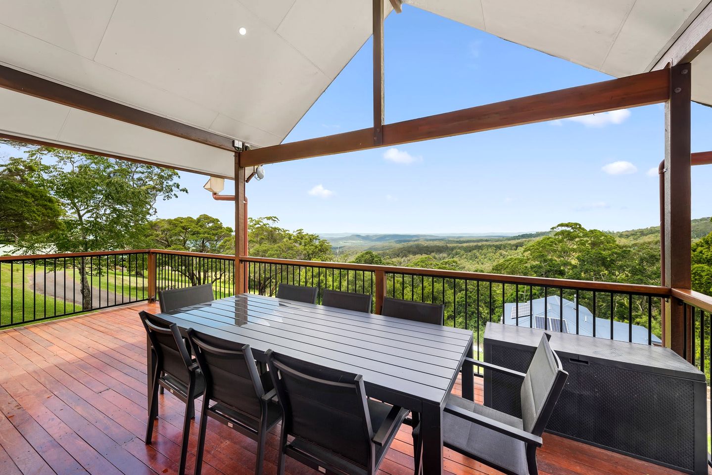 Cosy Mountain Chalet with Valley Views & Hydro Spa near Ravensbourne & Crows Nest, Queensland
