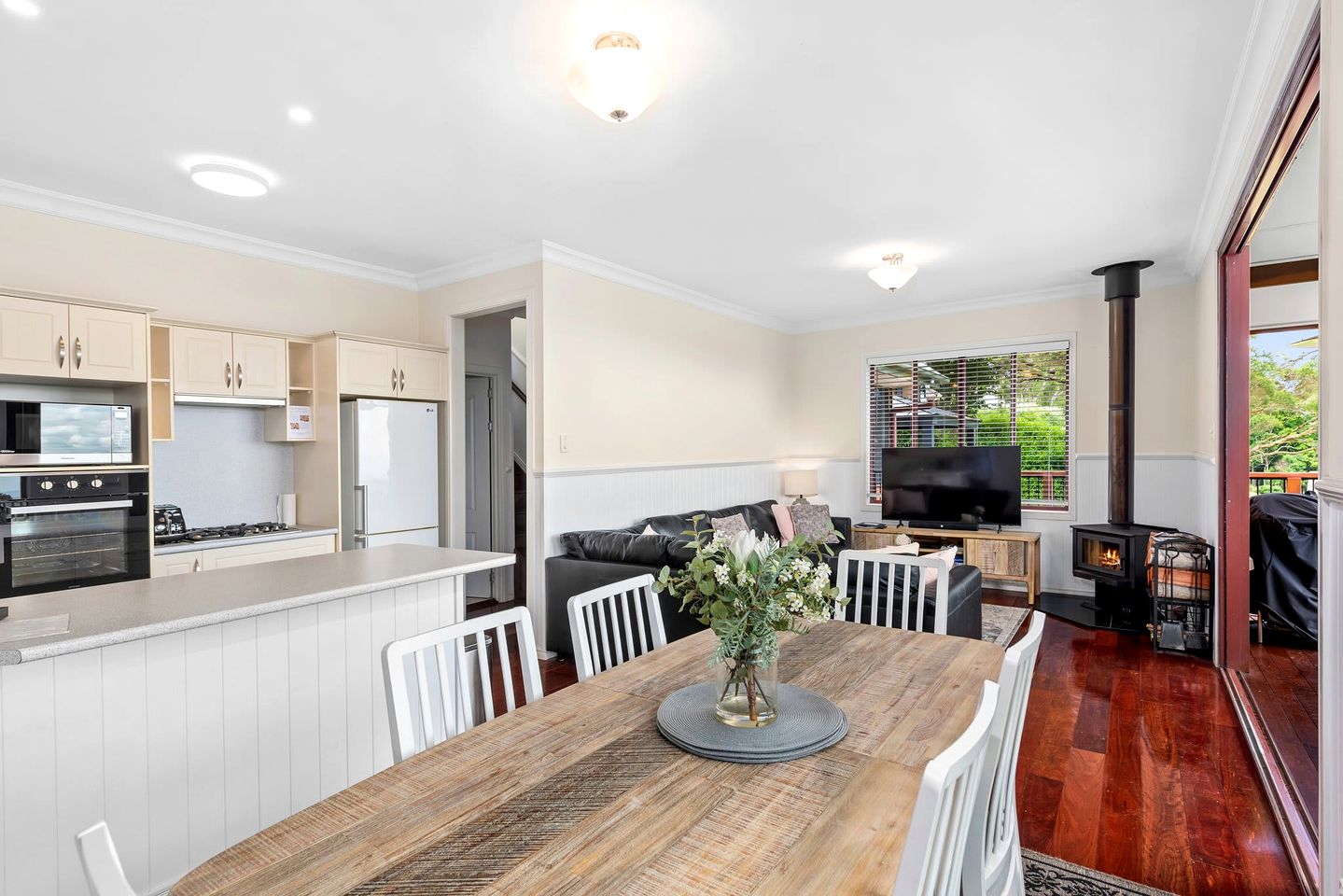 Cosy Mountain Chalet with Valley Views & Hydro Spa near Ravensbourne & Crows Nest, Queensland