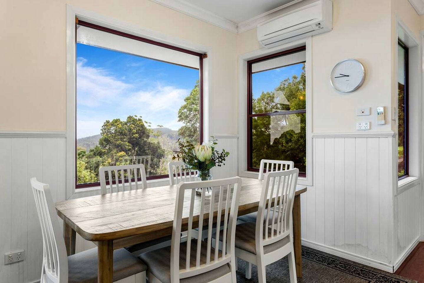 Cosy Mountain Chalet with Valley Views & Hydro Spa near Ravensbourne & Crows Nest, Queensland