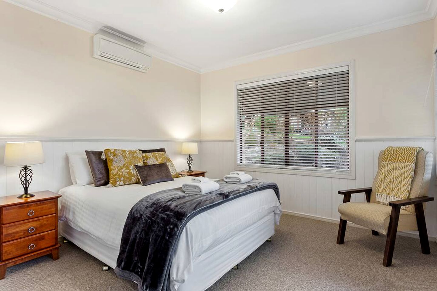 Cosy Mountain Chalet with Valley Views & Hydro Spa near Ravensbourne & Crows Nest, Queensland