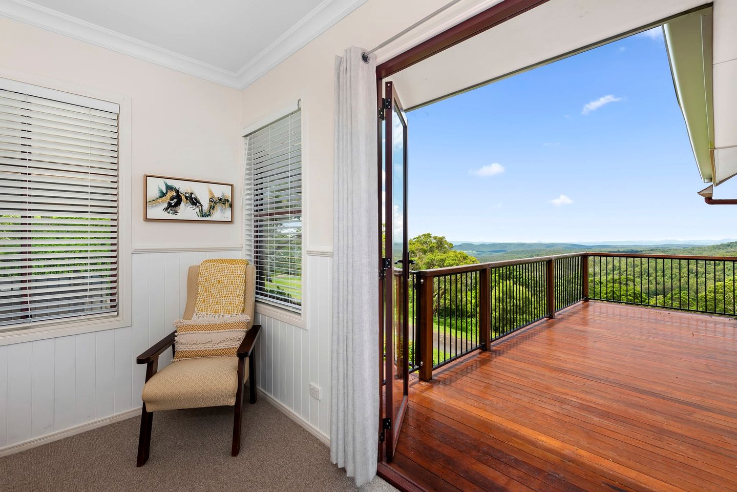 Cosy Mountain Chalet with Valley Views & Hydro Spa near Ravensbourne & Crows Nest, Queensland