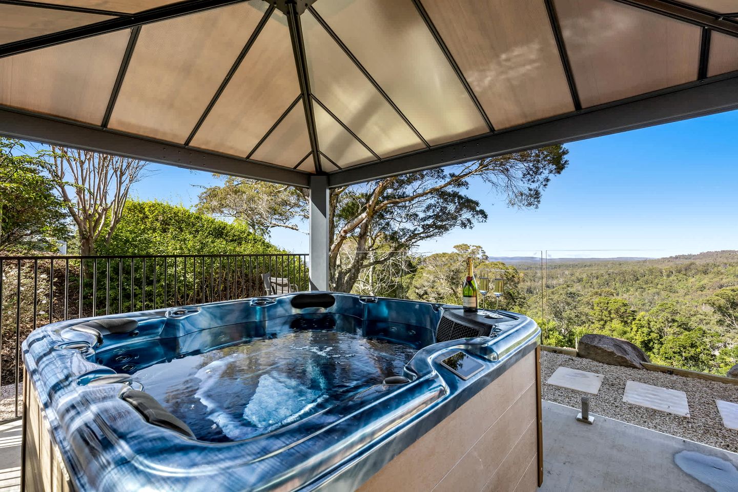 Cosy Mountain Chalet with Valley Views & Hydro Spa near Ravensbourne & Crows Nest, Queensland