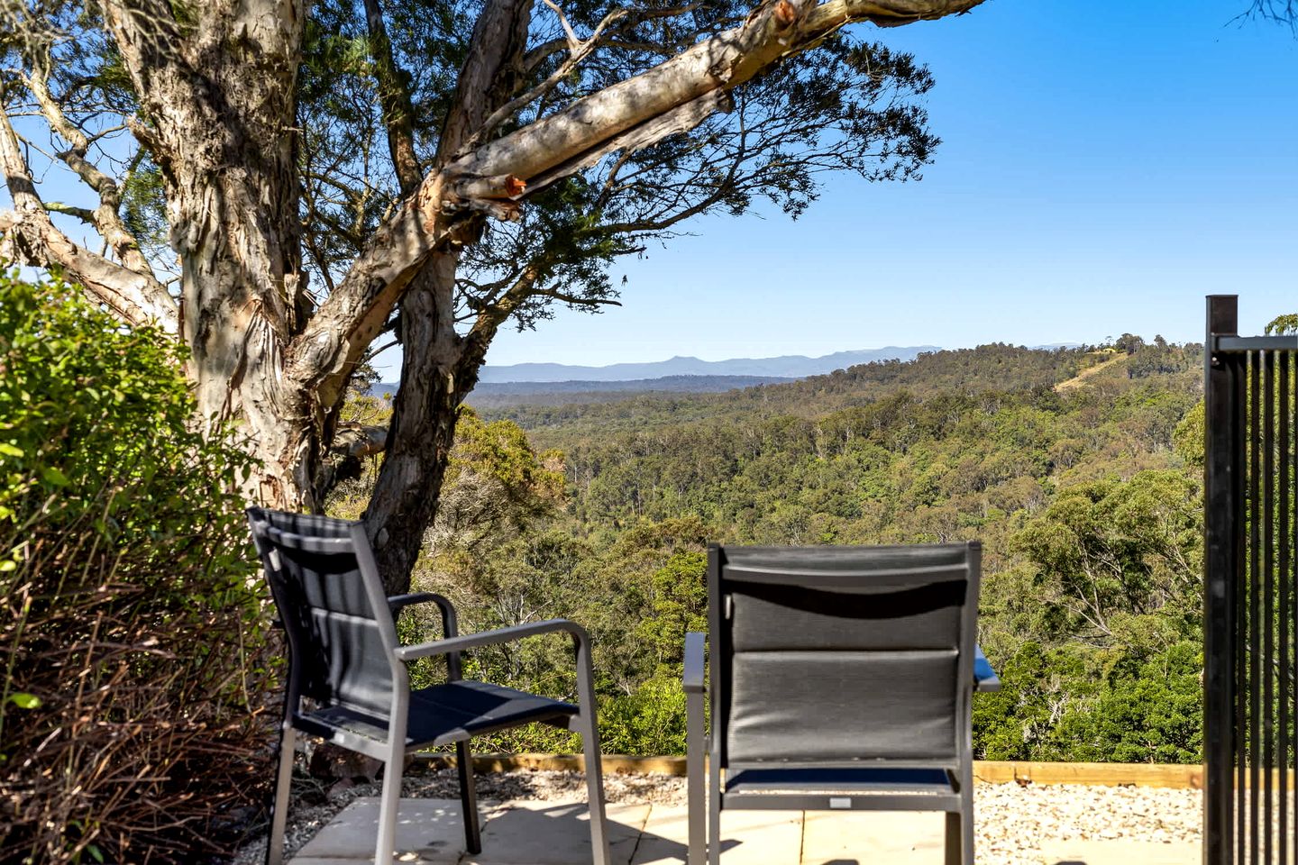 Cosy Mountain Chalet with Valley Views & Hydro Spa near Ravensbourne & Crows Nest, Queensland