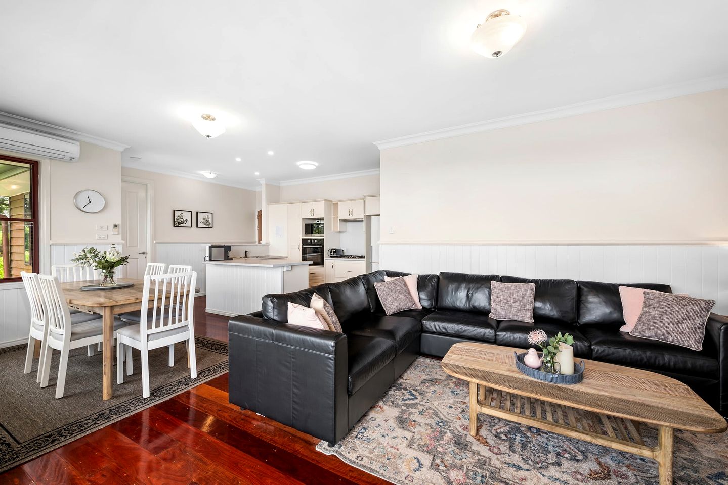 Cosy Mountain Chalet with Valley Views & Hydro Spa near Ravensbourne & Crows Nest, Queensland