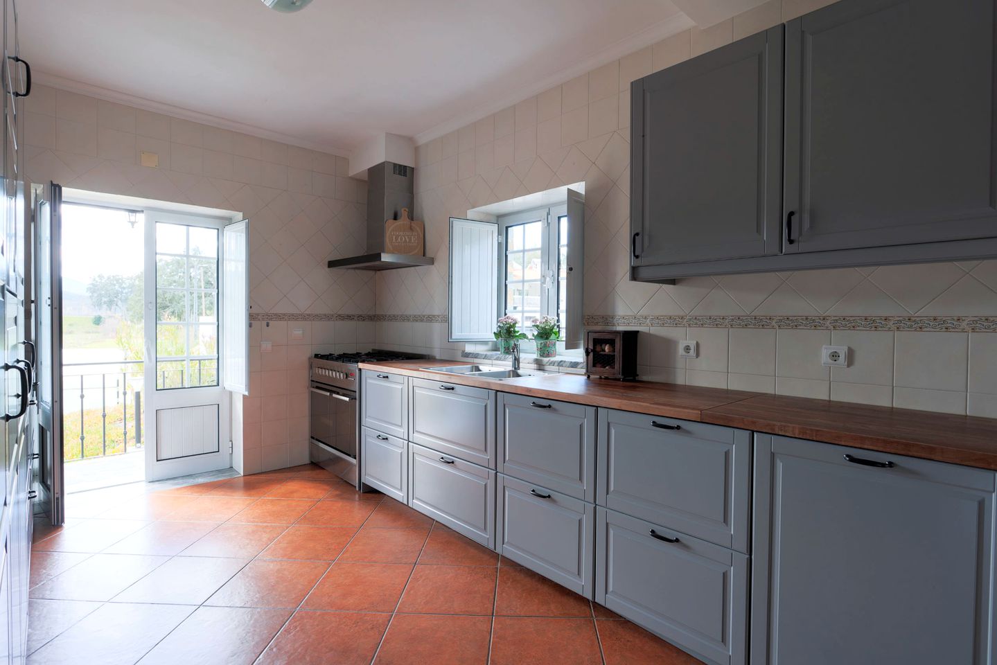 Ultimate Gathering Spot: Incredible Rental for Families and Friends in Coimbra, PT