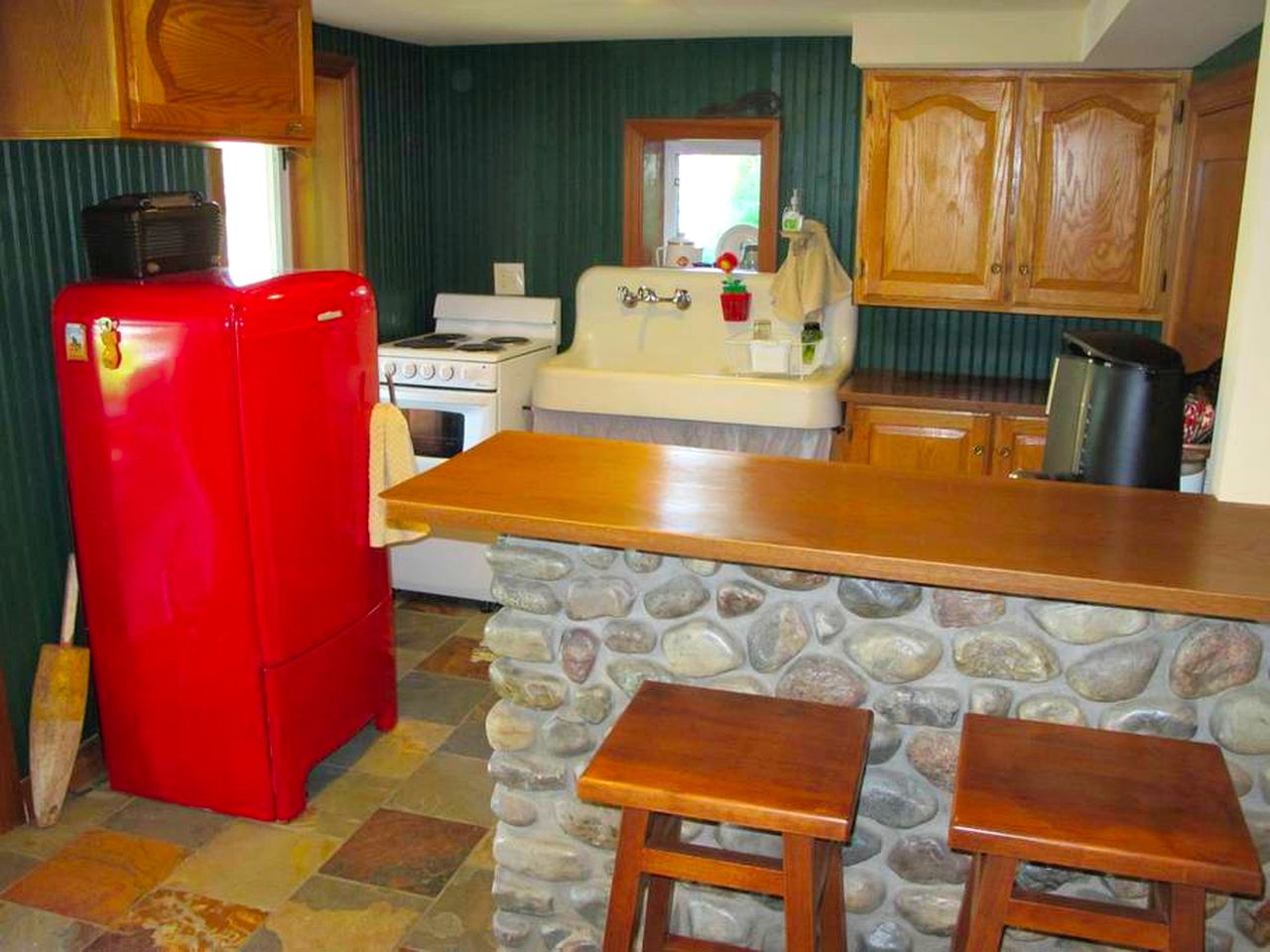 Lovely Stone Cottage Rental with Private Deck near Brighton Recreation Area, Michigan