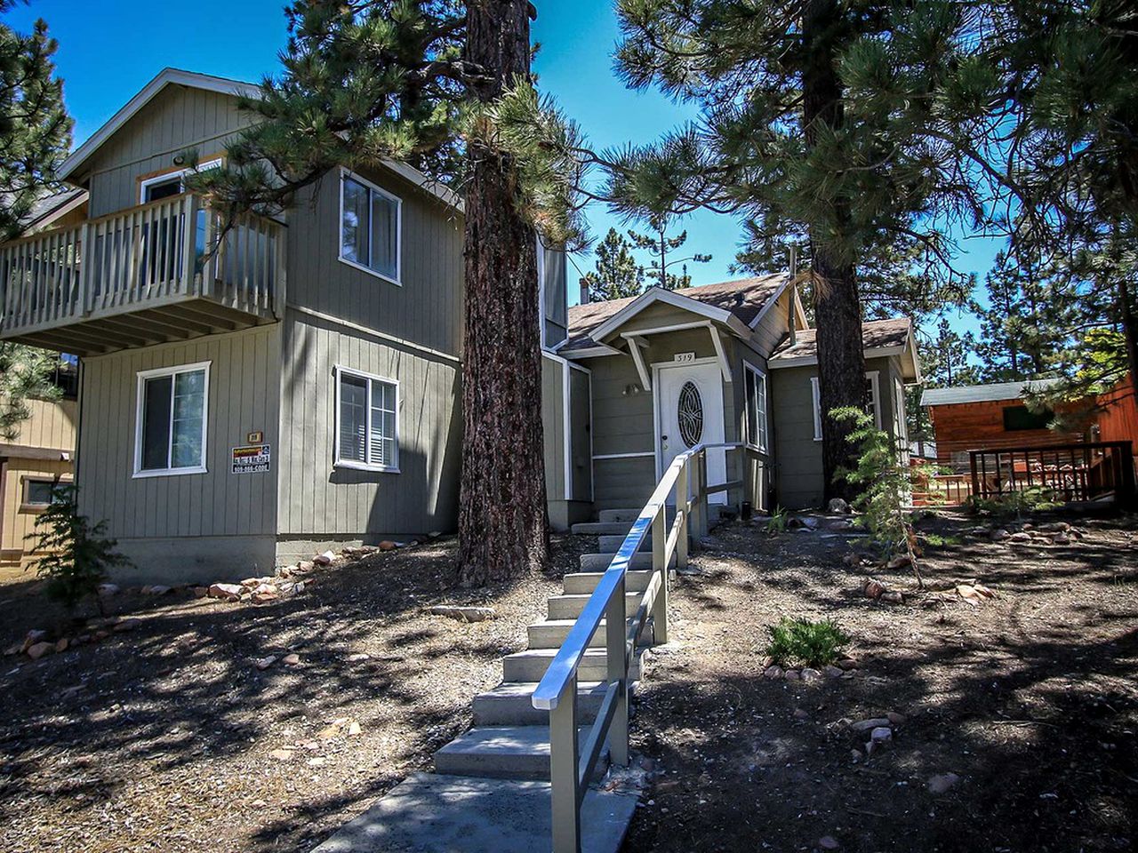 Comfortable Cozy Mountainside Rental Accommodation In Big Bear Lake, California