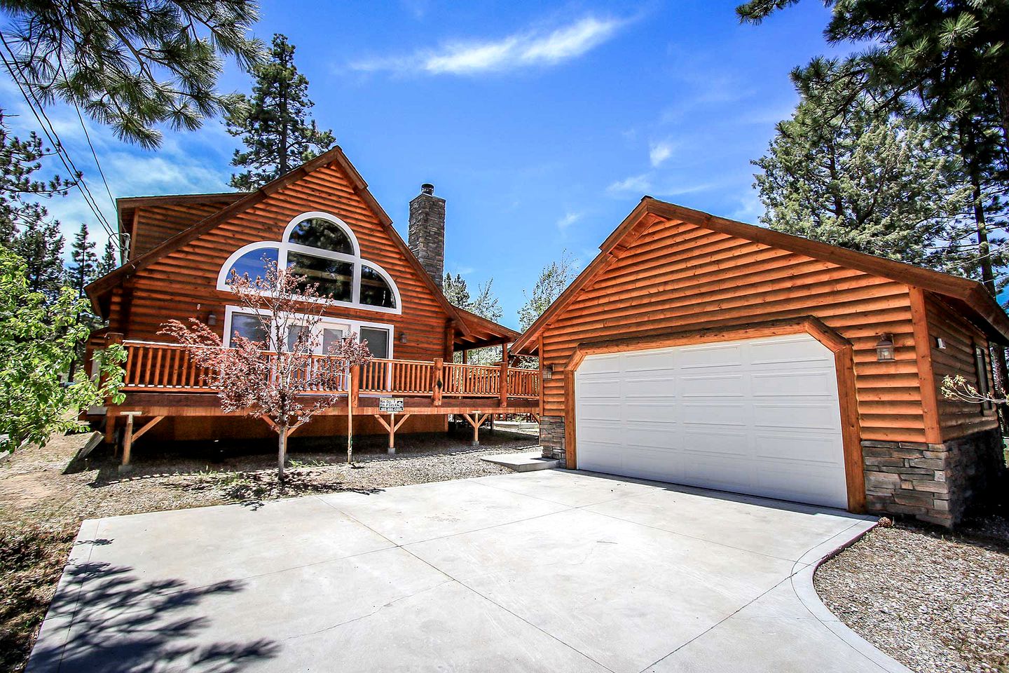 Log Cabin with Private Outdoor Hot Tub near Big Bear Lake in California