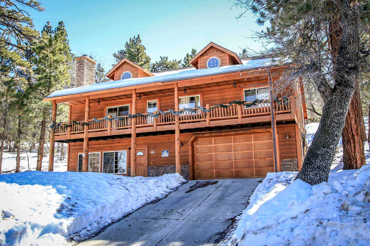 Luxurious Log Cabin with Hot Tub near Bear Mountain Ski Resort, California