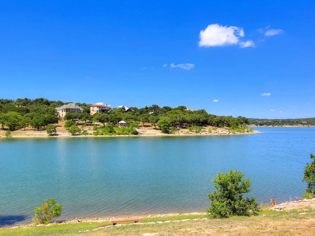 Comfortable Cottage Rental on the Waterfront in Canyon Lake, Texas