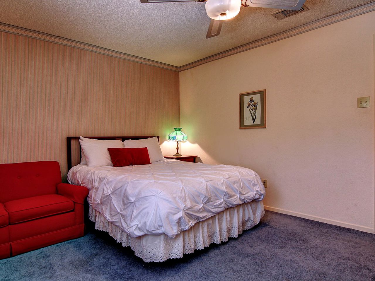 Comfortable Cottage Rental on the Waterfront in Canyon Lake, Texas