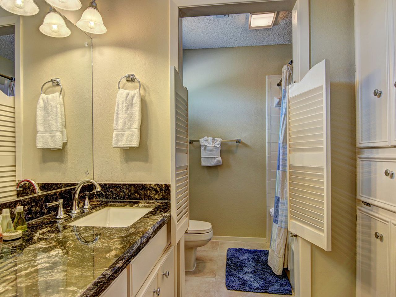 Comfortable Cottage Rental on the Waterfront in Canyon Lake, Texas