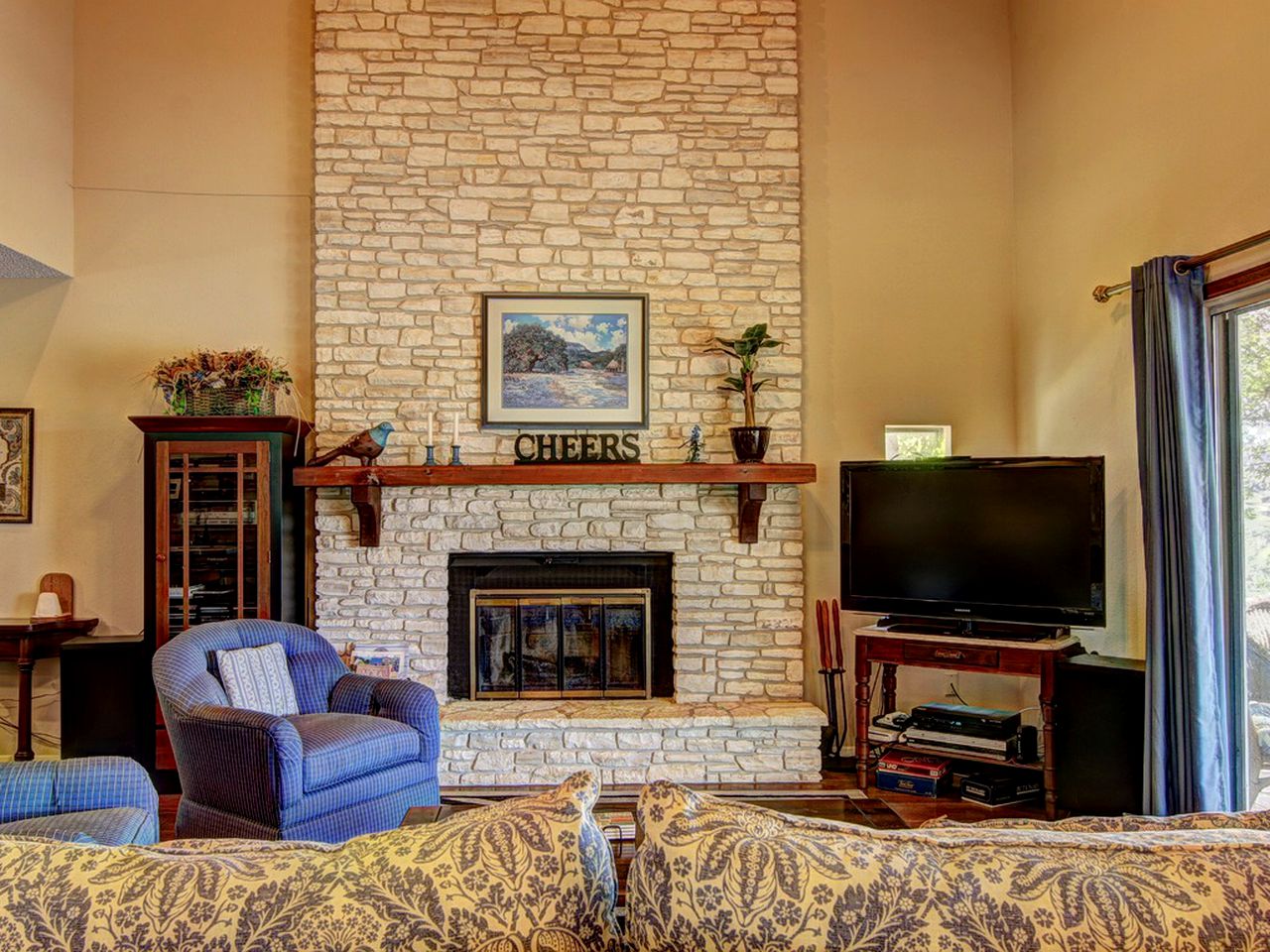 Comfortable Cottage Rental on the Waterfront in Canyon Lake, Texas