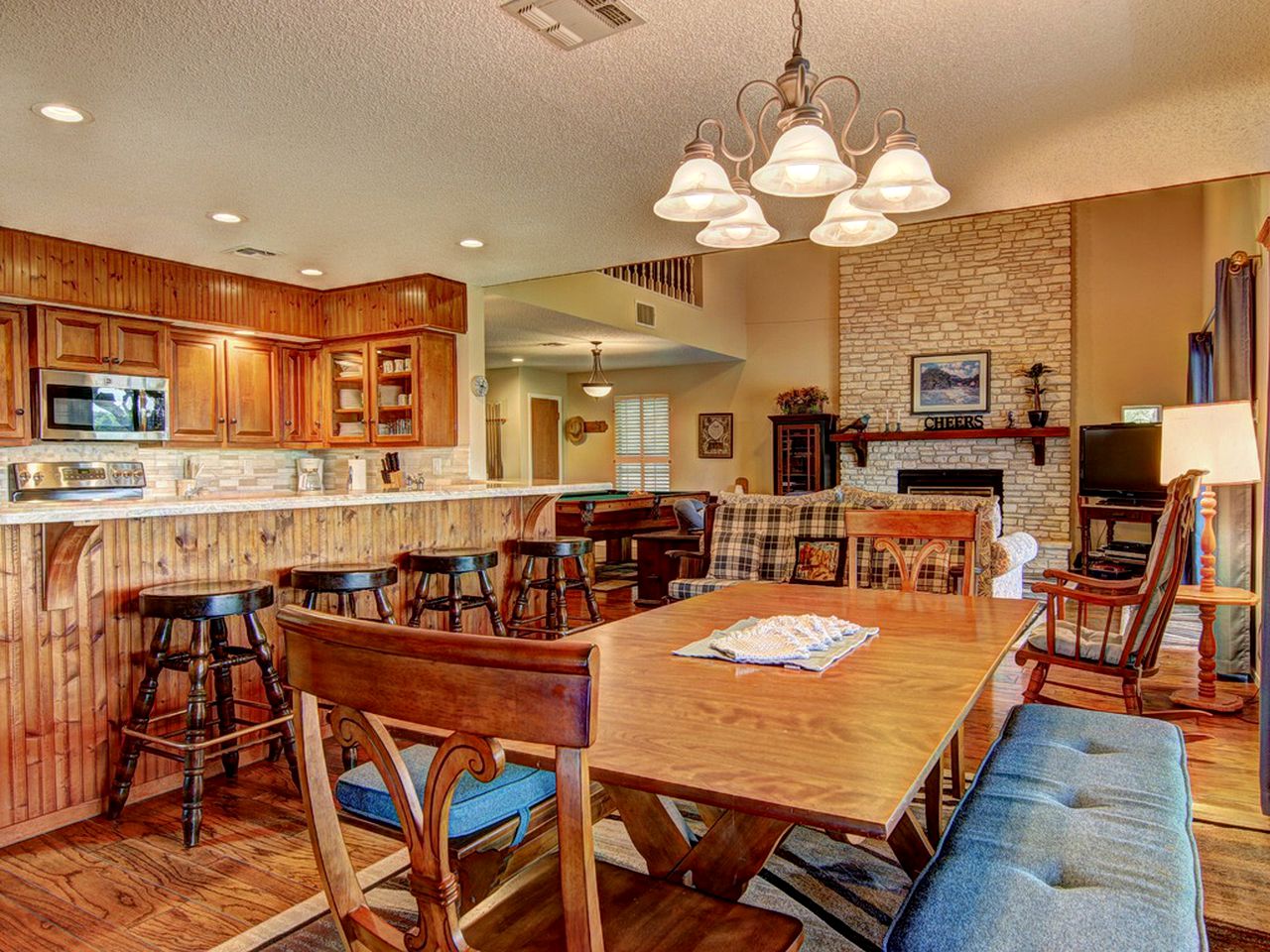 Comfortable Cottage Rental on the Waterfront in Canyon Lake, Texas