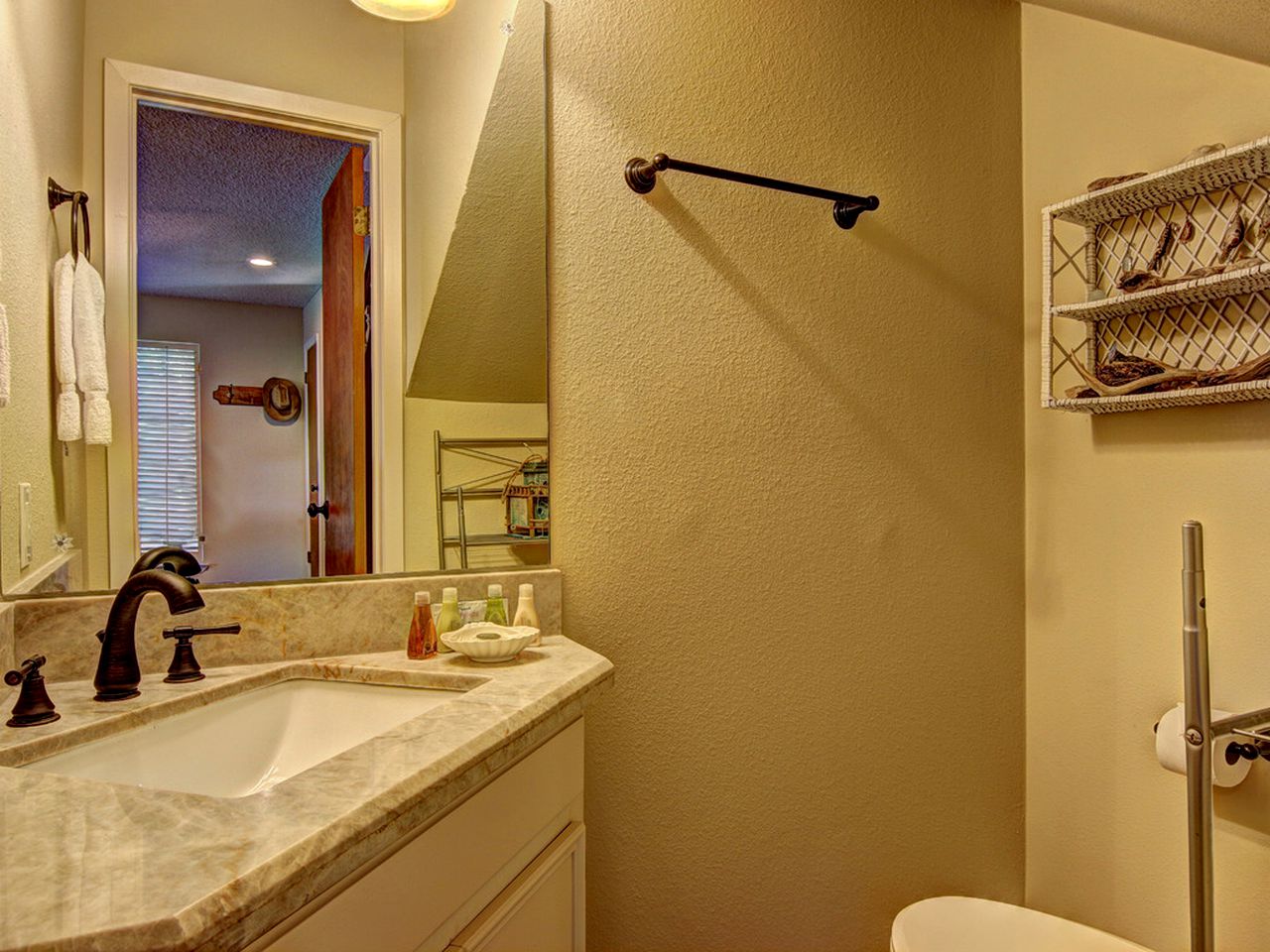 Comfortable Cottage Rental on the Waterfront in Canyon Lake, Texas