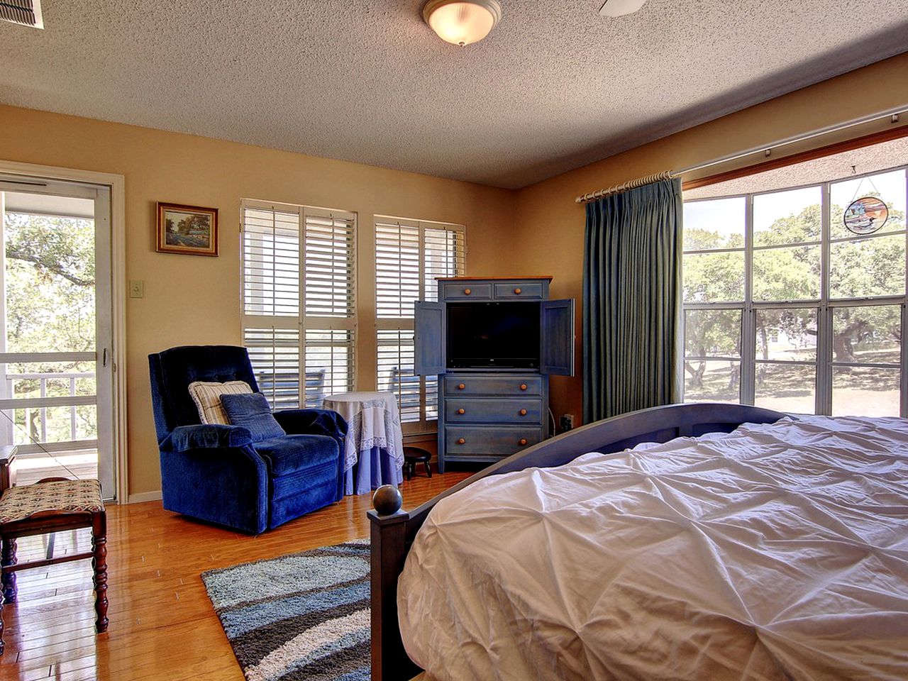 Comfortable Cottage Rental on the Waterfront in Canyon Lake, Texas