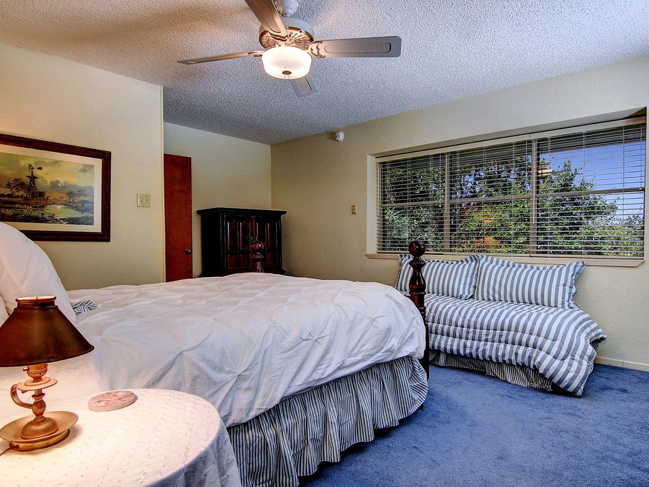 Comfortable Cottage Rental on the Waterfront in Canyon Lake, Texas